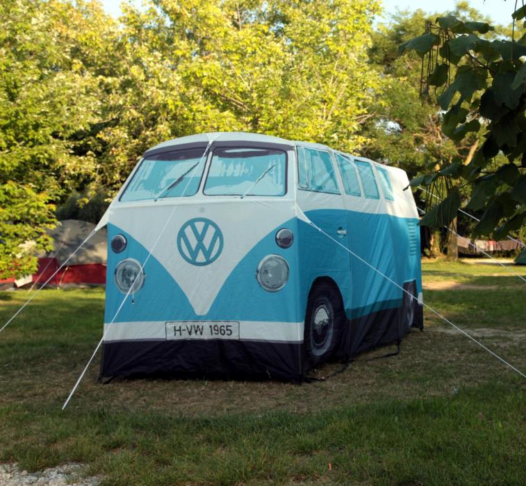 Tenda a forma di furgone Volkswagen in un campeggio.